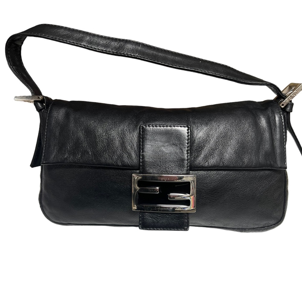 BLACK LEATHER FENDI BAGUETTE BAG